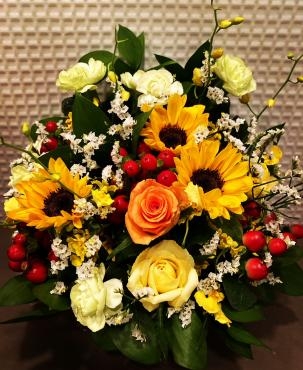 黄色の入ったアレンジメントを作成しました♪「はなおか生花店」（神奈川県茅ヶ崎市の花屋）のギャラリー写真