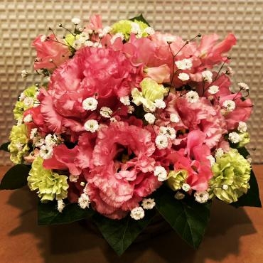 ピンク色のアレンジメントを作成しました♪「はなおか生花店」（神奈川県茅ヶ崎市の花屋）のギャラリー写真
